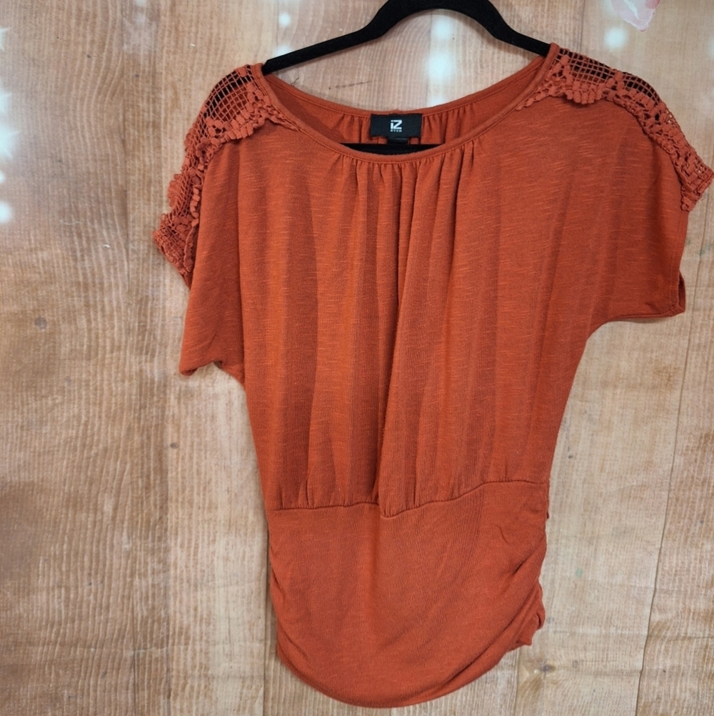 IZ BYER SIZE SMALL ORANGE BLOUSE